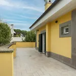 The Poolside House - New 2 Bedroom Apartment With Terrace