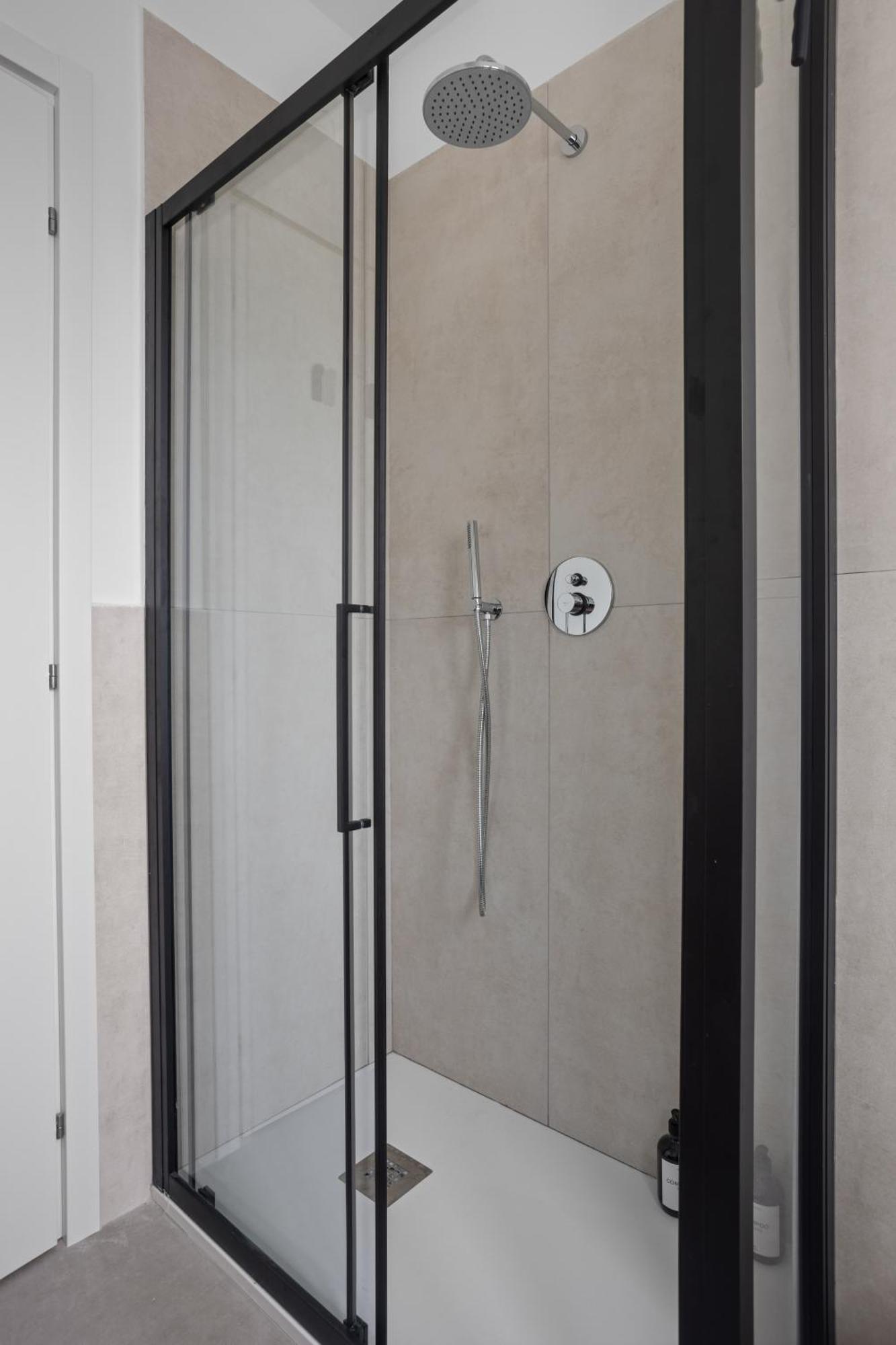 The Poolside House - New 2 Bedroom With Terrace Apartment Rom