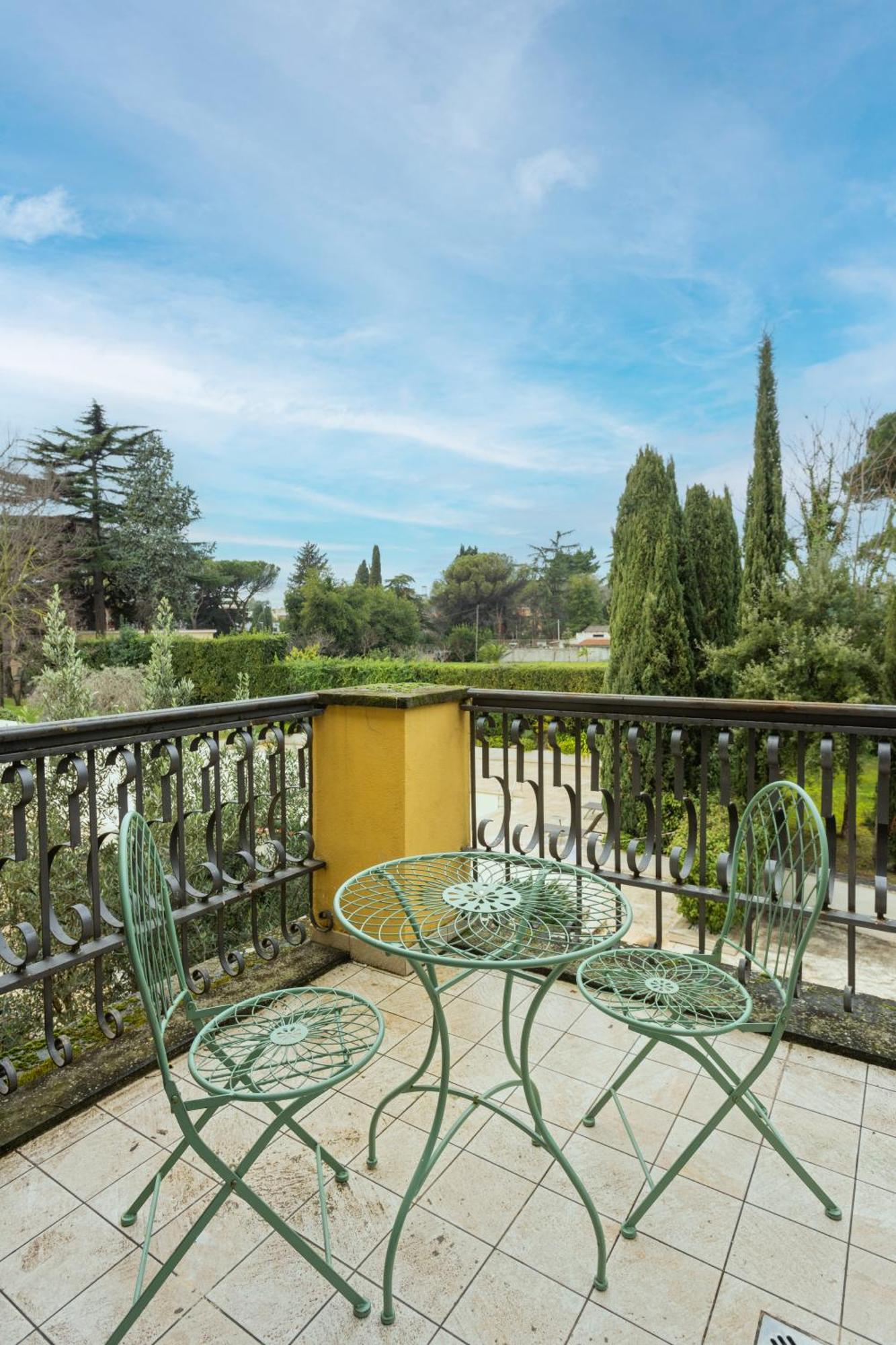 The Poolside House - New 2 Bedroom With Terrace Rom