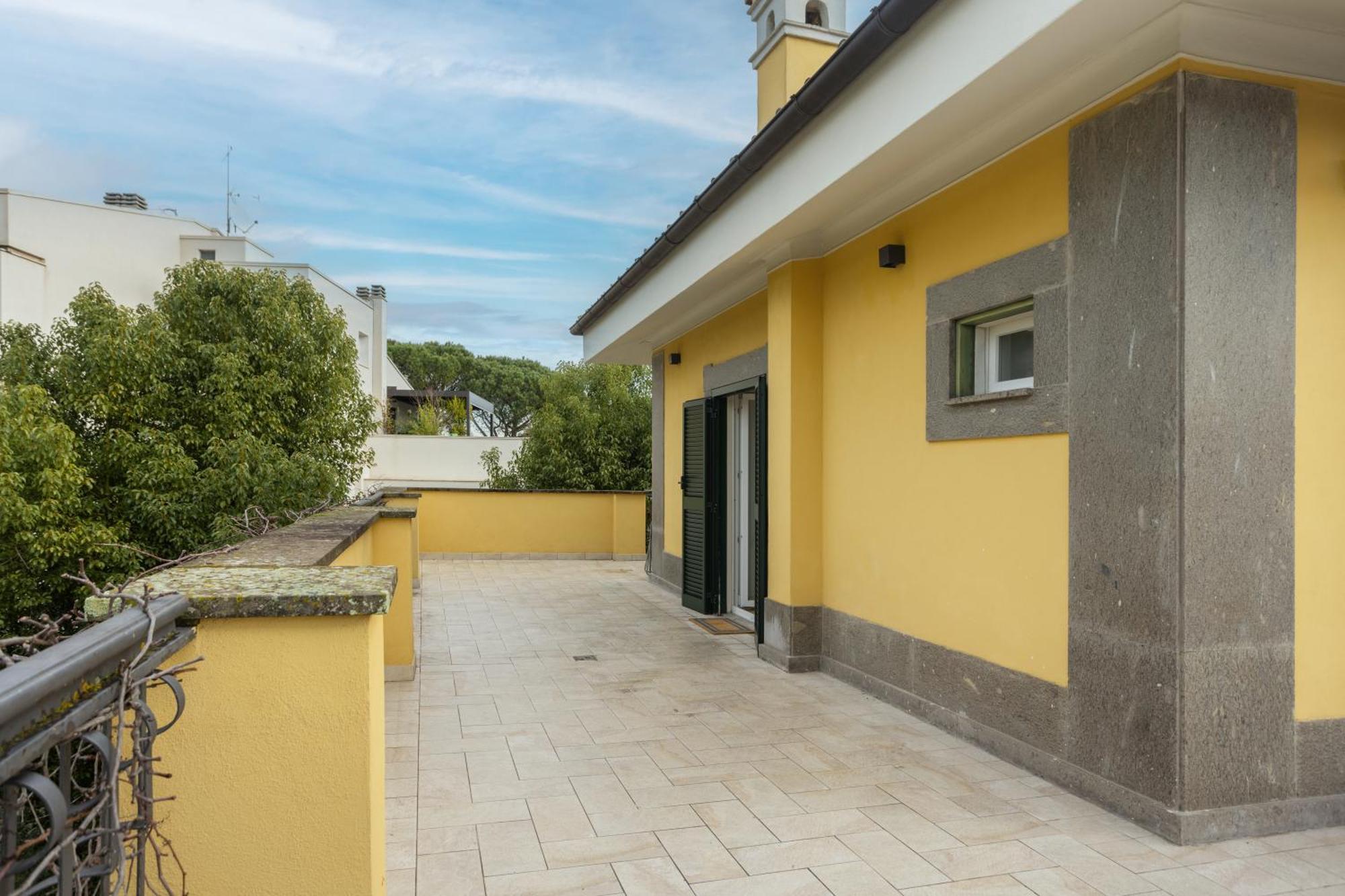 The Poolside House - New 2 Bedroom With Terrace Apartment Rom