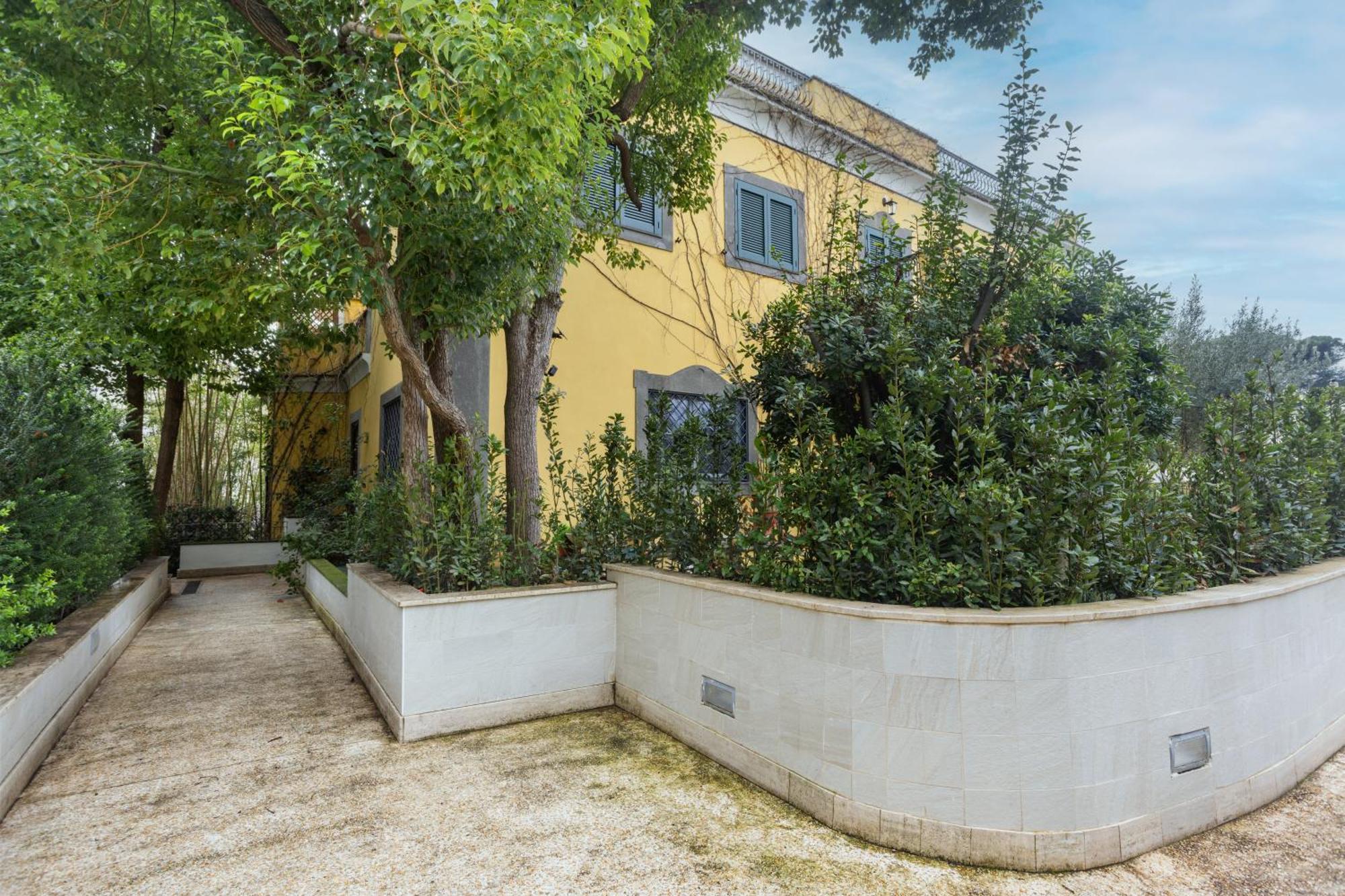 The Poolside House - New 2 Bedroom With Terrace *