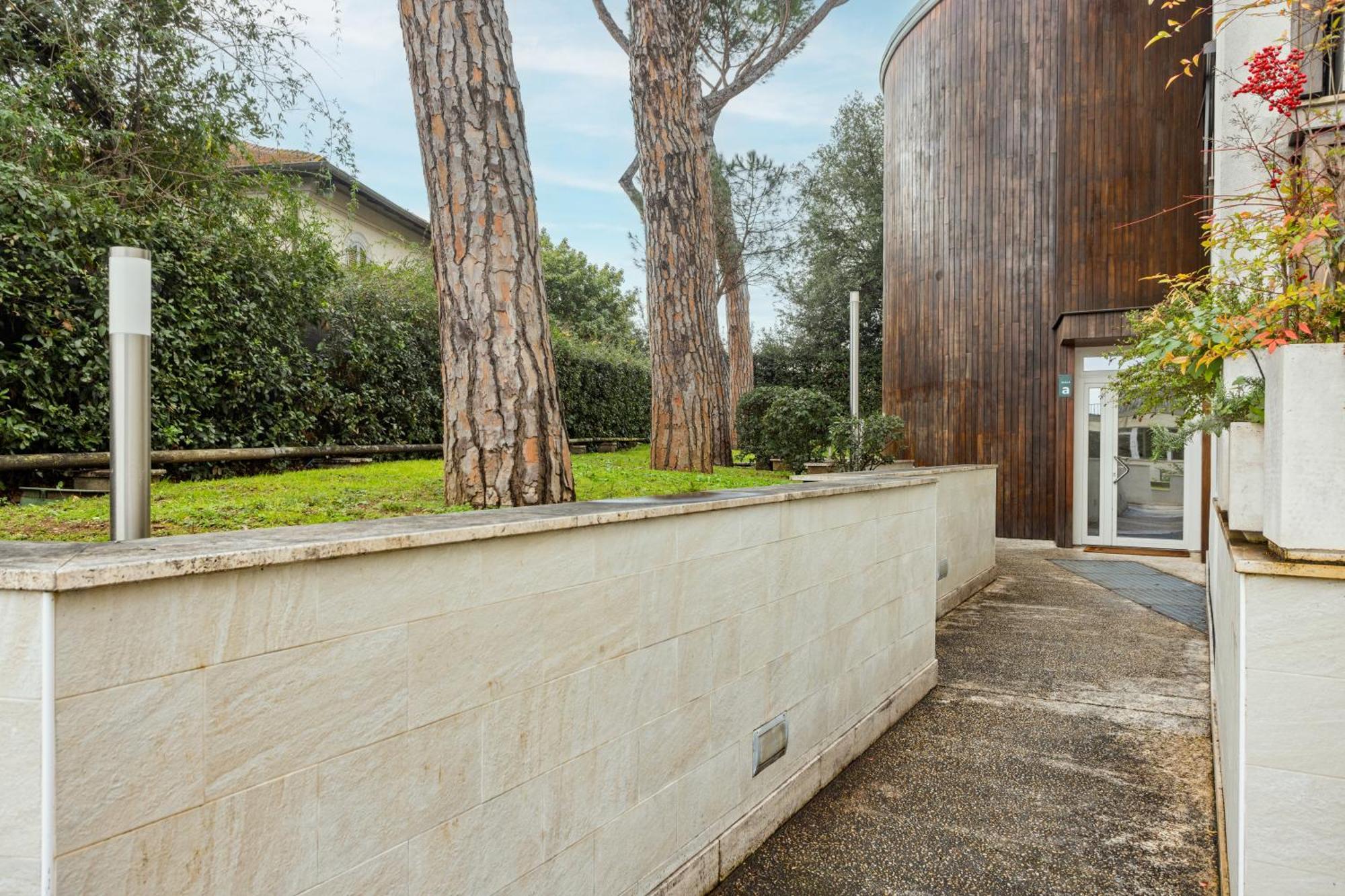 The Poolside House - New 2 Bedroom With Terrace Apartment Rom