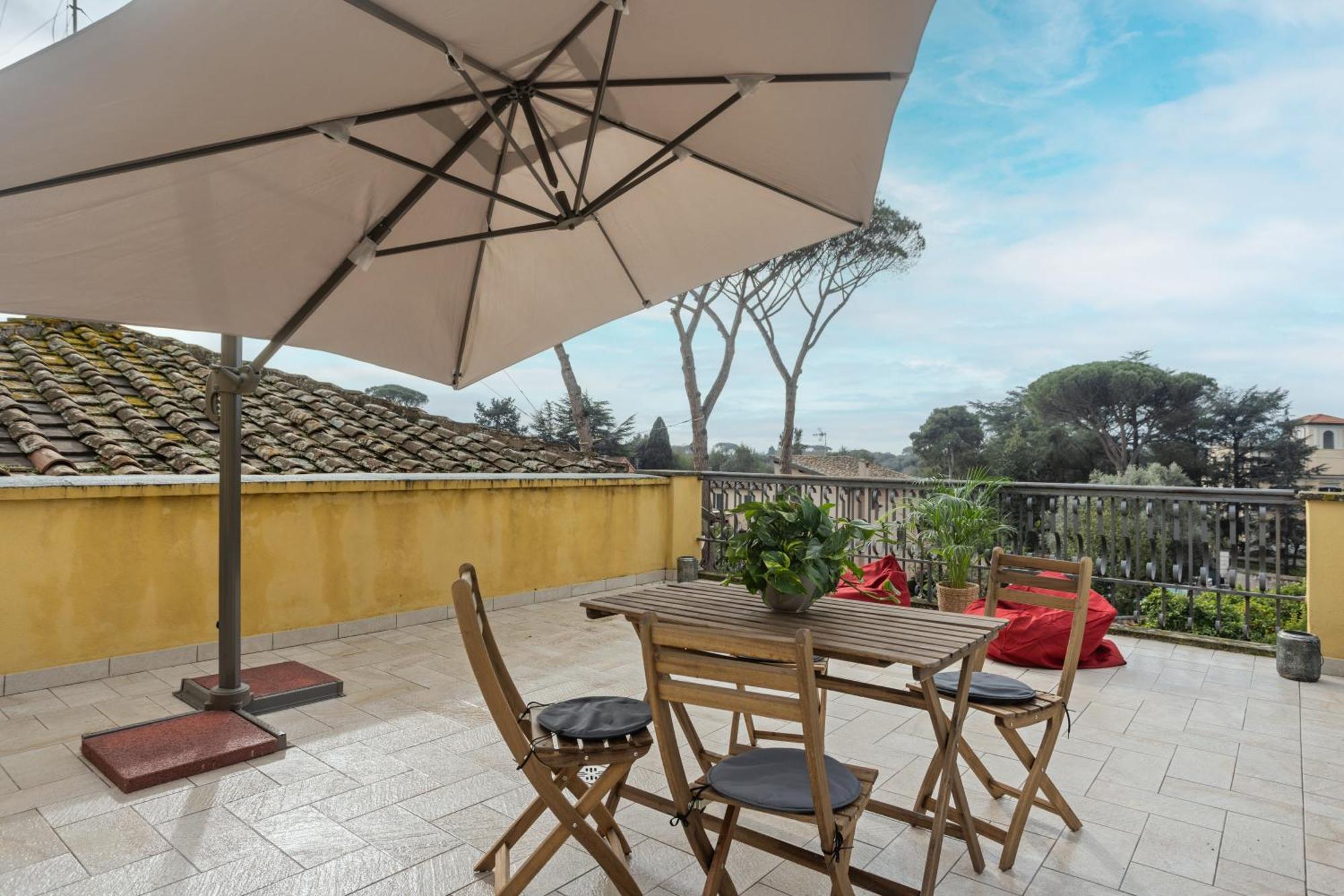The Poolside House - New 2 Bedroom With Terrace Apartment Rom