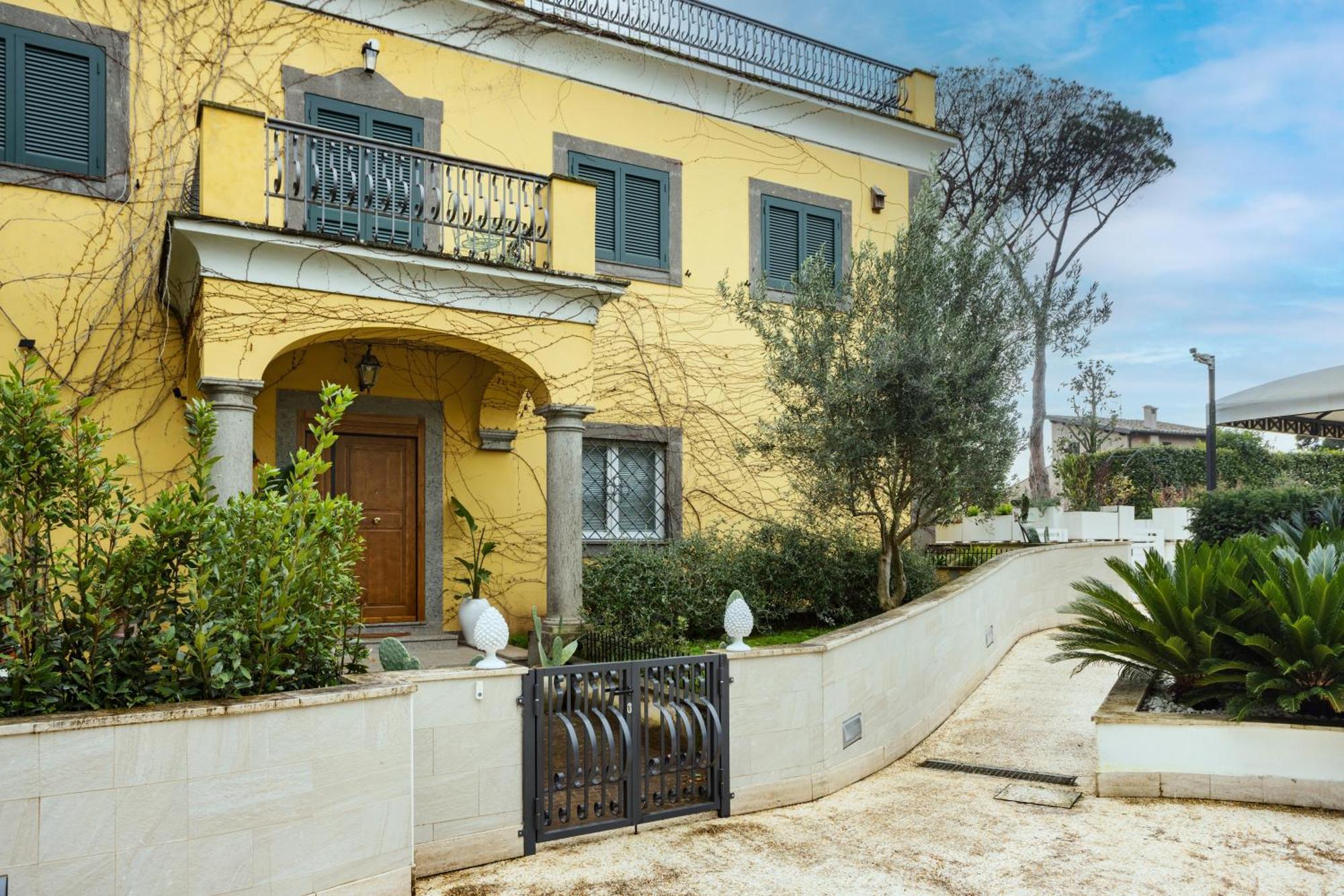 The Poolside House - New 2 Bedroom With Terrace *